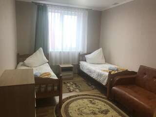 Мини-отель Hotel 555 Лепель Стандартный номер с 2 односпальными кроватями и диваном-3